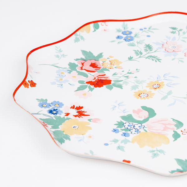 Use our paper dinner plates, with a wonderful vintage-style floral design with pops of modern red, for any sophisticated meal. Image3