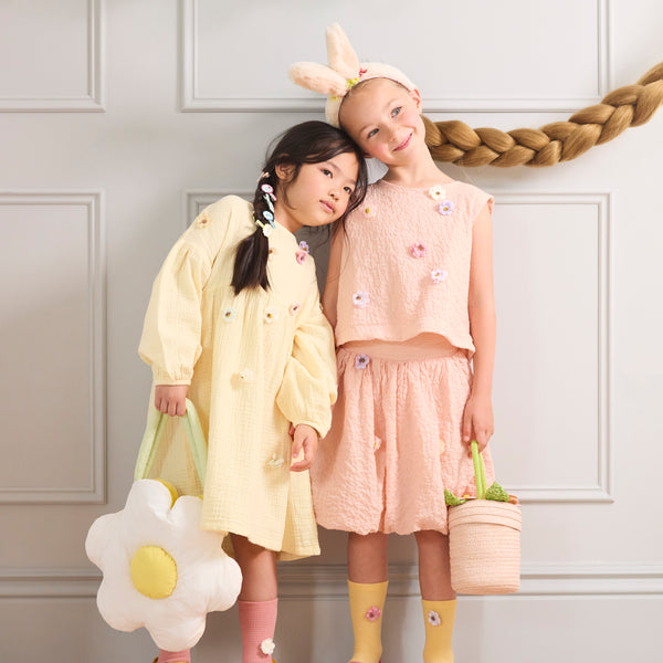 Our summer bag is made in the shape of a puffy daisy, a really fun and chic accessory for summertime. Image2