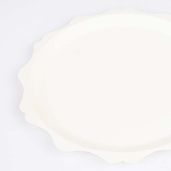 Our compostable plates, made from bamboo and sugar cane in a classic cream colour, are great as bridal shower plates and for baby showers. Image3