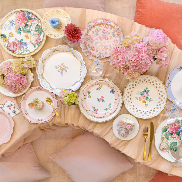 Our elegant party plates, made from high-quality paper, feature a stunning rococo design, pastel shades and shiny gold foil details. Image2
