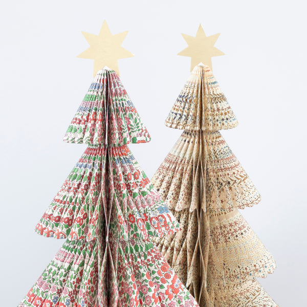 Have yourself a Meri Meri x Liberty Christmas with our sesonal set of place cards, placemats, crackers, 3D trees and a festive garland. Image8