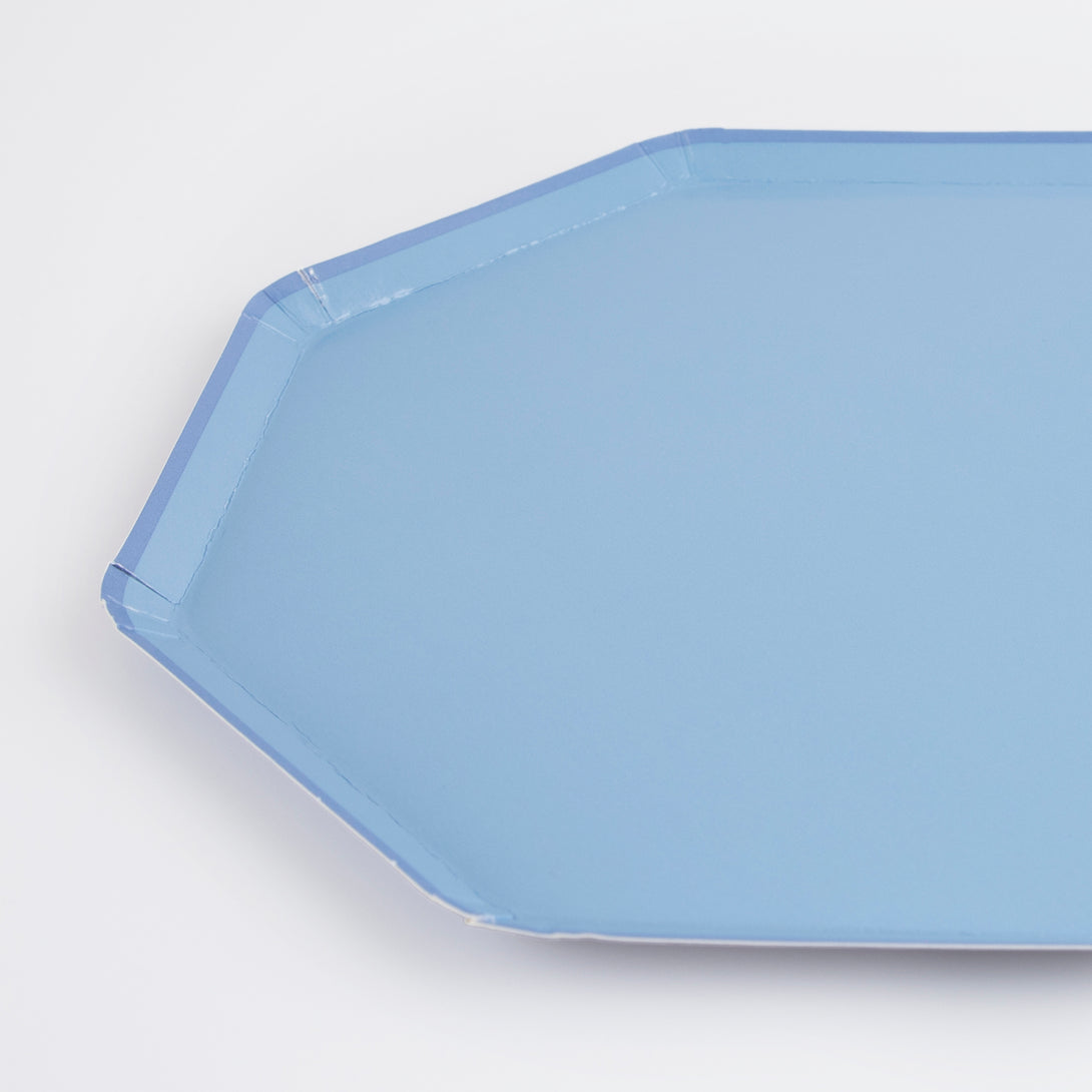 Our paper plates, in a small size, beautiful blue and with octagonal shape, are perfect for a baby shower.
