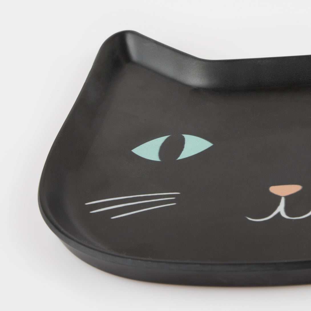 Our Halloween plate, designed as a black cat, is the ideal reusable plate.