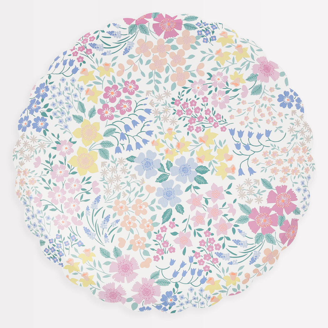 Our paper plates, with a pretty floral design, are the ideal bridal shower plates, baby shower plates or picnic plates.