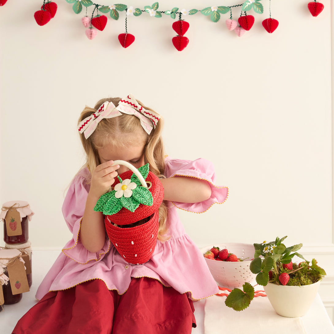 Our strawberry bag, with a pretty gingham lining, is crafted from sturdy paper and features delightful leaf, flower and seed embellishments.