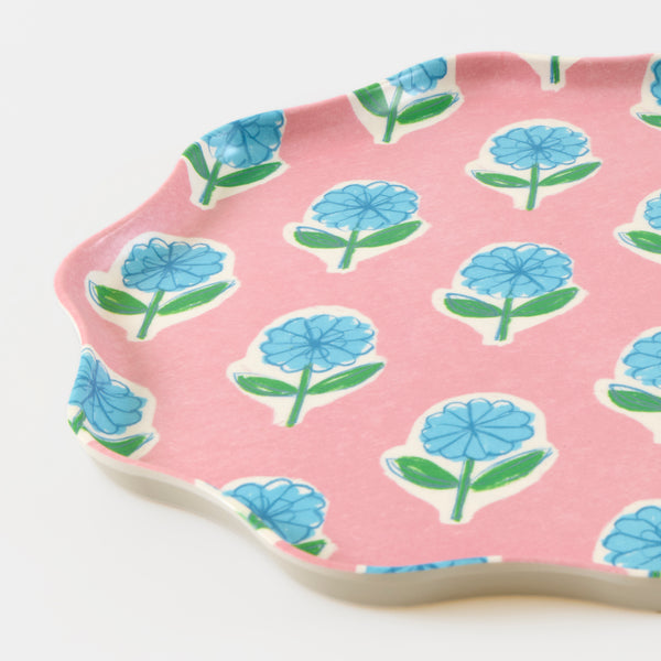 Our large reusable plates, with summery floral designs inspired by Indian block prints, are ideal for chic celebrations time after time. Image2