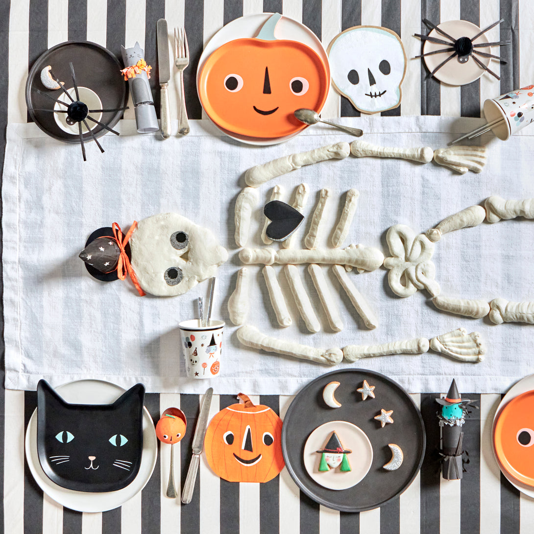 Our Halloween plate, designed as a black cat, is the ideal reusable plate.