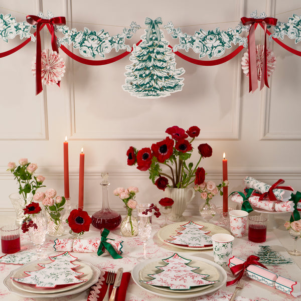 Our Christmas paper cups feature an elegant Toile de Jouy print in red and green, suitable for hot and cold drinks at any festive gathering. Image2