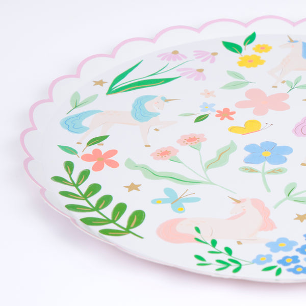 Use our unicorn side plates for your unicorn party or princess party, featuring unicorn and flower designs in pretty pastels and shiny gold foil. Image2