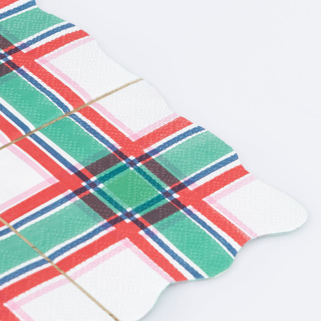 Use our paper tartan napkins, in striking festive colours, for a cosy Christmas vibe. Image2