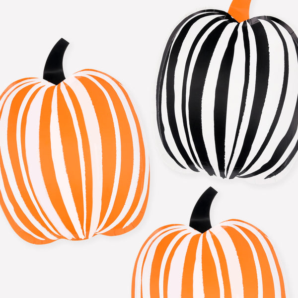 Use our paper Halloween plates, striped pumpkins designs in black, orange and white, for a wonderful effect. Image1