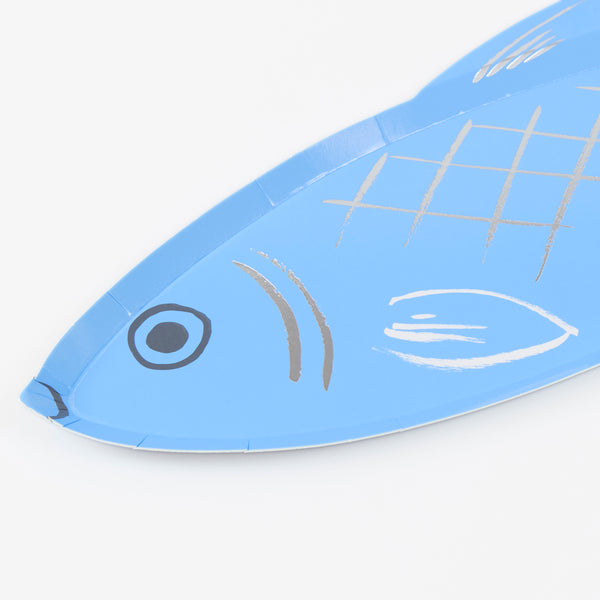 Let our fish-shaped plates, made from paper in shades of blue with shiny silver foil details, add a wonderful ocean vibe to your party. Image3