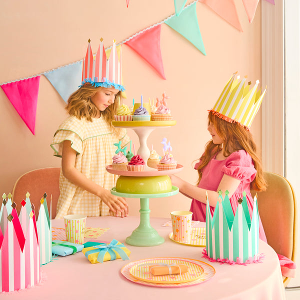 Make your birthday cake decorations look amazing with our fun candles crafted in the shapes of colourful balloon dogs. Image2