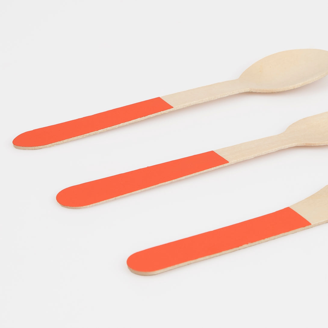 Our disposable cutlery, made from birch wood, features red handles for a really vibrant effect.