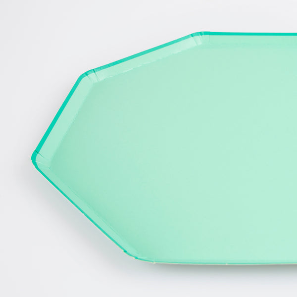 Our paper plates, in a soft green colour with an octagonal shape, are the perfect party plates for any celebratory dinner. Image3