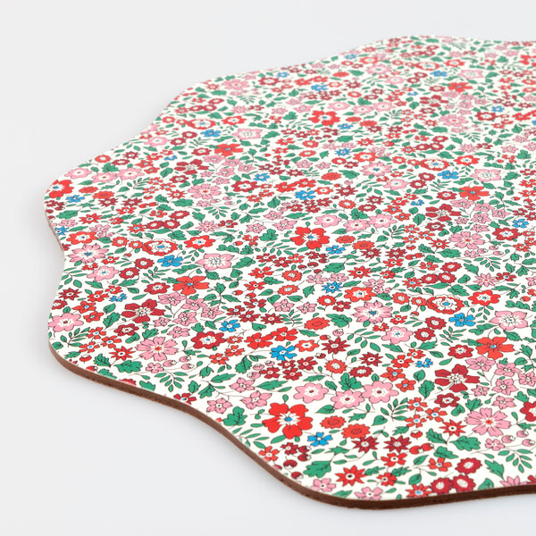 Have yourself a Meri Meri x Liberty Christmas with our sesonal set of place cards, placemats, crackers, 3D trees and a festive garland. Image10