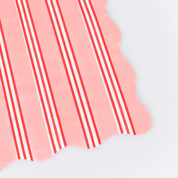 Our large striped napkins, in festive colours with scalloped edges, are perfect for all your Christmas meals. Image2