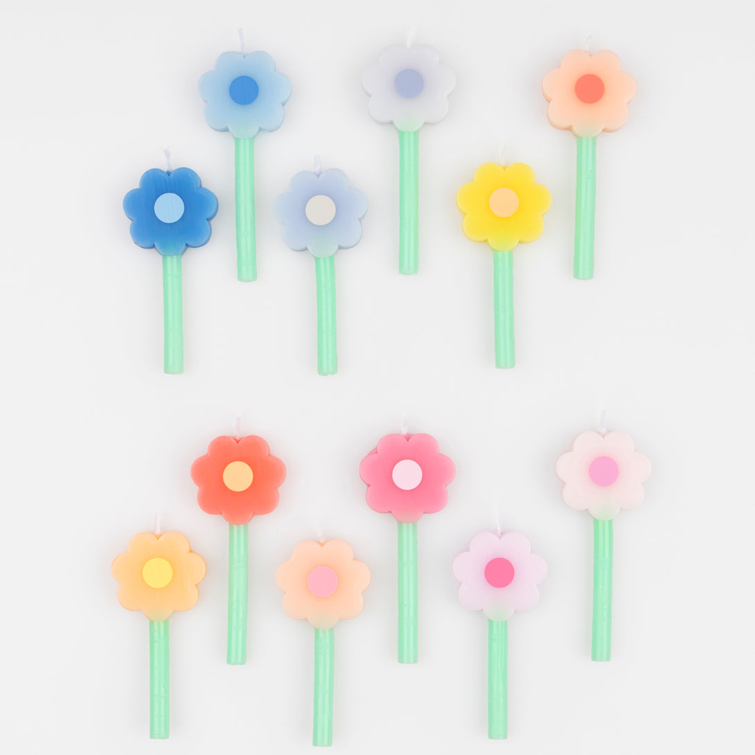 Our mini cake candles are made in the shape of colourful daisies, perfect as cake decorations.