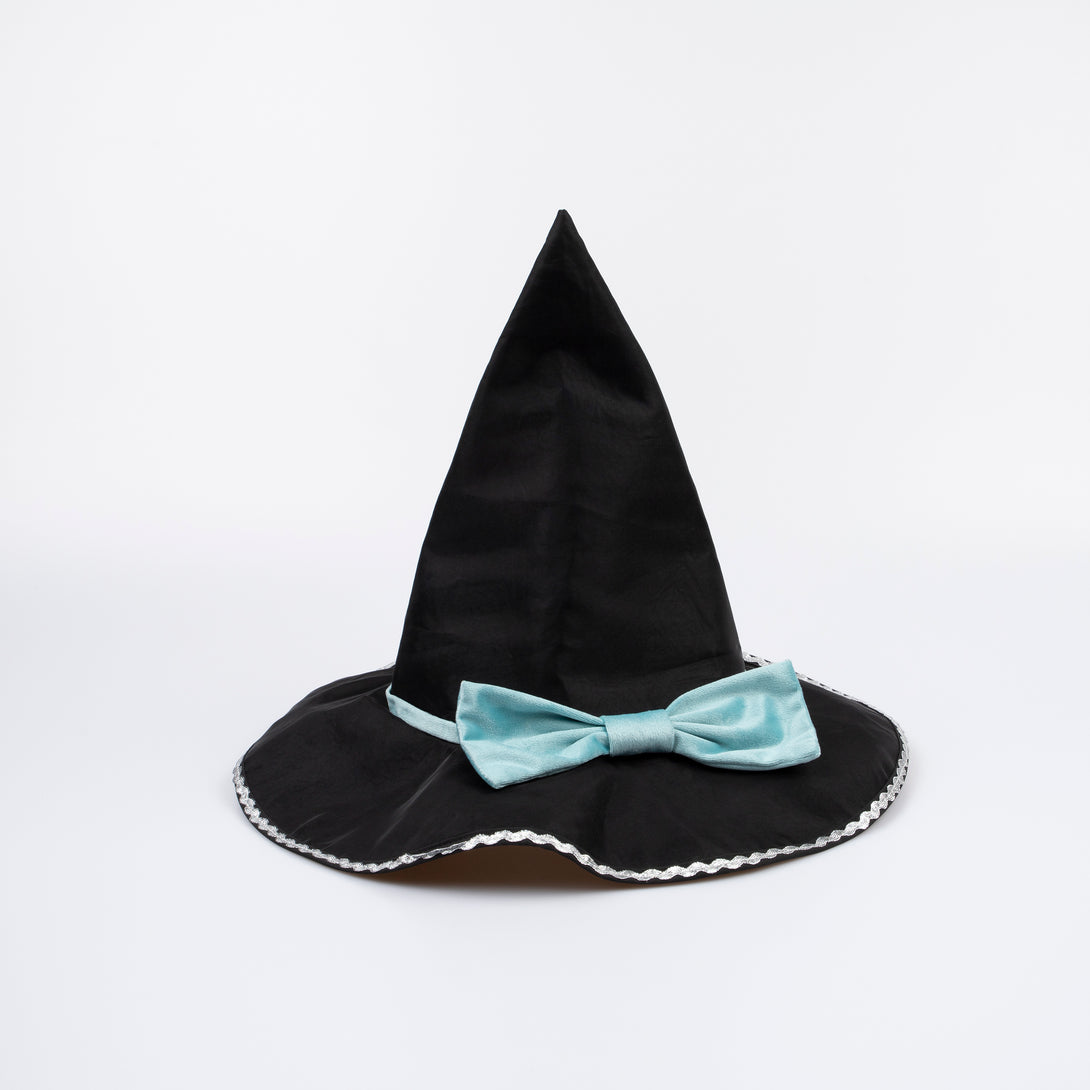 Our luxury witch costume set includes a tulle cape, an witch hat with a velvet bow and a colourful ribbon wand with a silver sequin star.