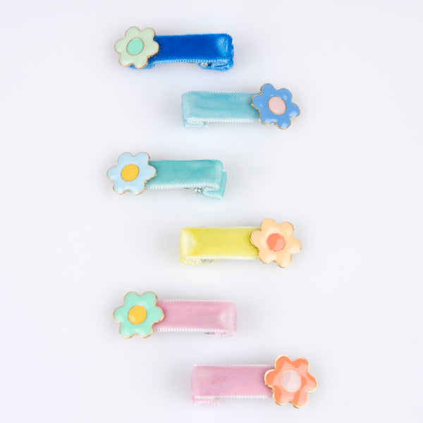 Our hair clips for kids feature enamel daises in a variety of colours, teamed with velvet ribbons and gold tone crocodile clips. Image3