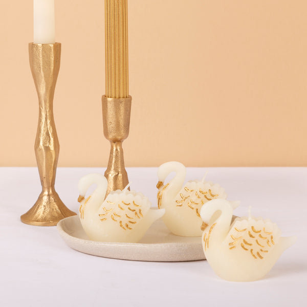 Our swan candles are perfect for elegant celebrations, like a bridal shower, or as home decorations. Image1