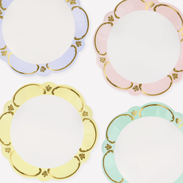 Our pastel plates, made from premium paper in pink, blue, yellow and green, with shiny gold foil details, have an elegant rococo design. Image1