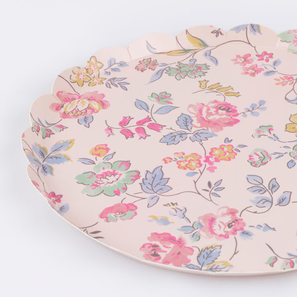 Our side plates, made from high-quality paper, feature a pretty pink chintz pattern, ideal for high teas, bridal showers and garden parties. Image3