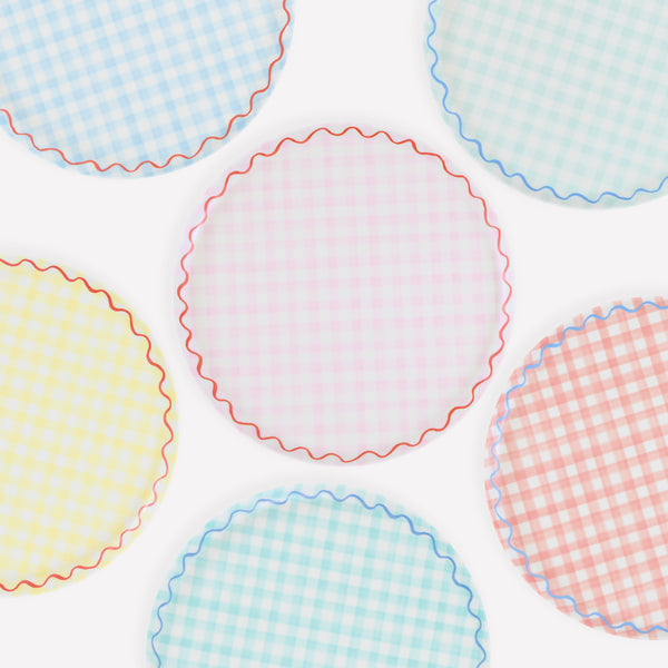 Our large reusable plates have a pretty gingham print design in six cheerful colours, ideal for baby showers, picnics and birthdays. Image1