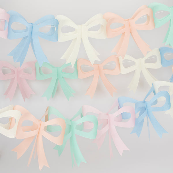 Our pack of 3 party garlands, with colourful bows, is ideal as Easter decorations. Image3