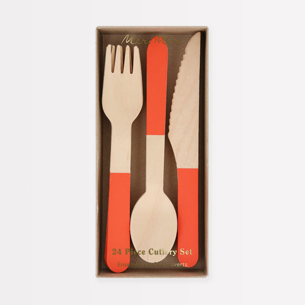 Our disposable cutlery, made from birch wood, features red handles for a really vibrant effect.