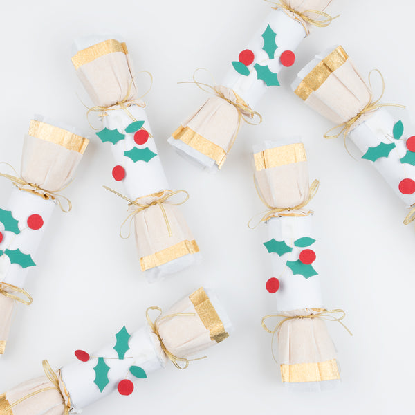 Our luxury holly Christmas crackers feature gold crepe paper and bows, and each contain a gold party hat, joke and a Christmas brooch. Image4