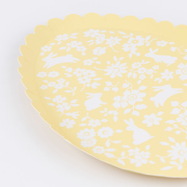 Our paper plates, egg-shaped with a ditsy flower and bunny illustration, are ideal to add to your Easter decorations for a playful table look. Image3