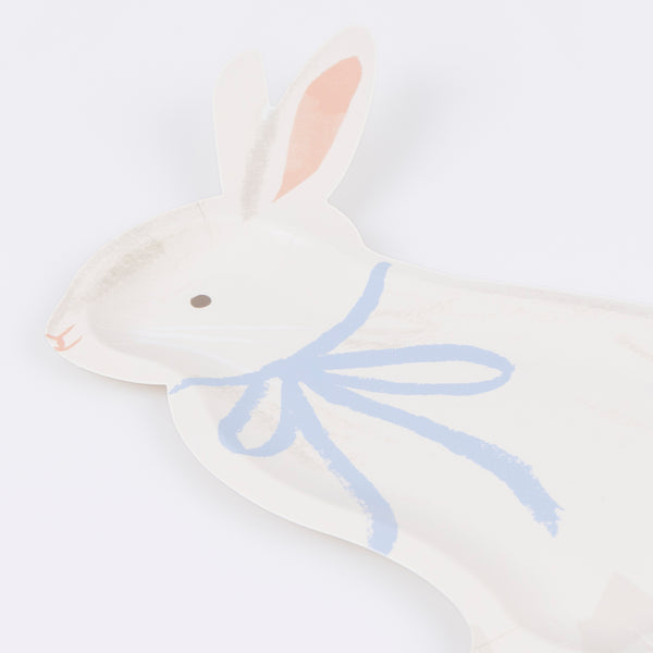 Add charm and style to your Easter tableware with our paper plates featuring a bunny with a blue bow, playful and refined. Image3