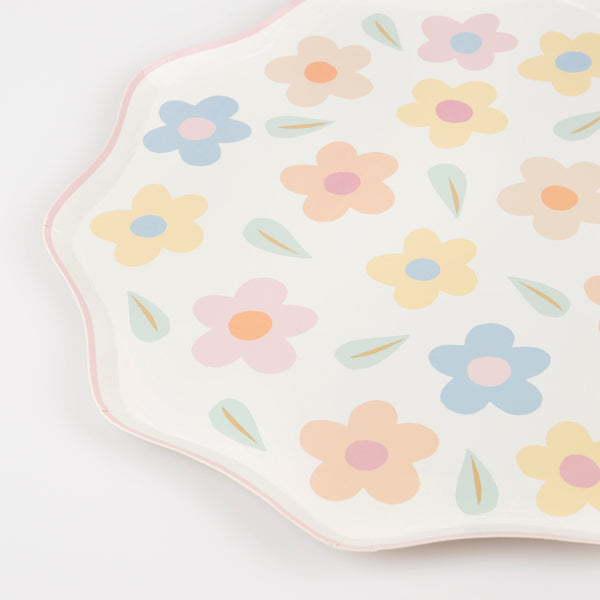 Our paper plates, with on-trend flower designs, look amazing for a summery look. Image2