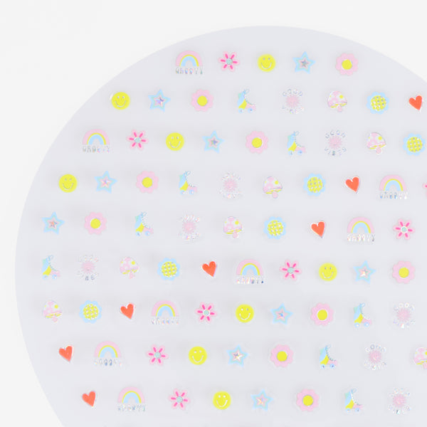 Use our groovy nail stickers as a fun party activity, as party favours or as party bag gifts. Easy to apply for a playful look. For ages 3+. Image4