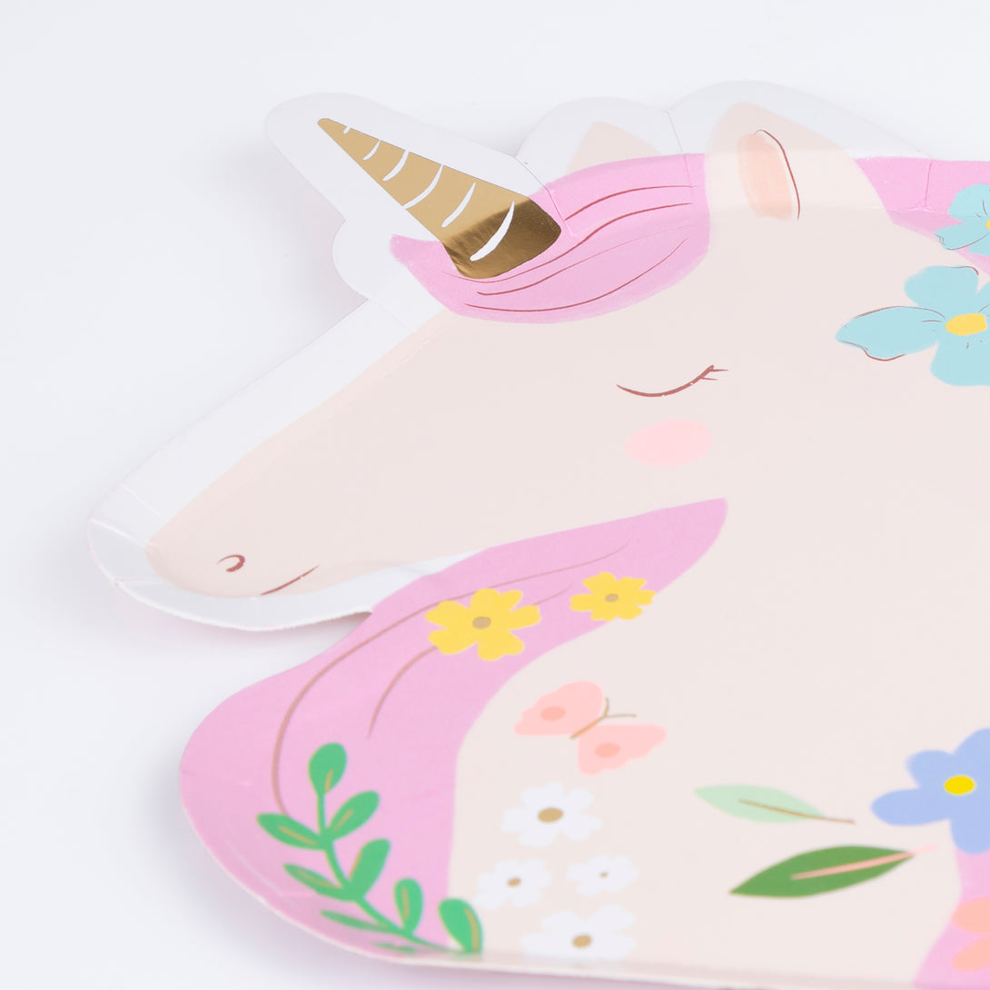 Make your unicorn party, or princess party, look amazing with our unicorn set including plates, napkins, party bags, birthday candles and a garland.