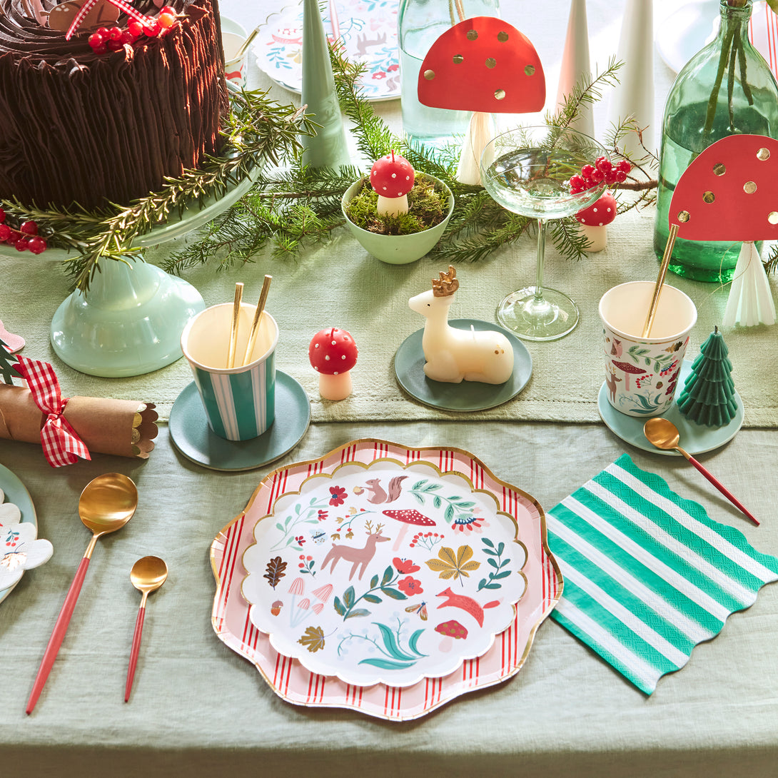 Our paper cups, with woodland animals, including reindeer, and flowers will give a wonderful wintry feeling to your Christmas party table.