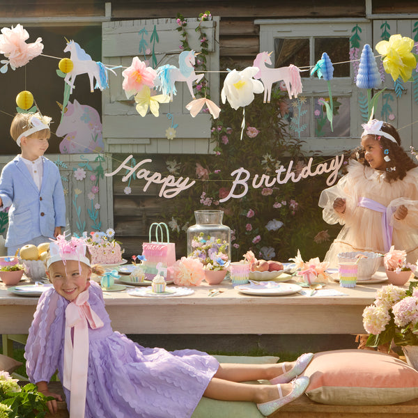 Make your unicorn birthday party look amazing with our special paper garland featuring unicorns and flowers. Image2