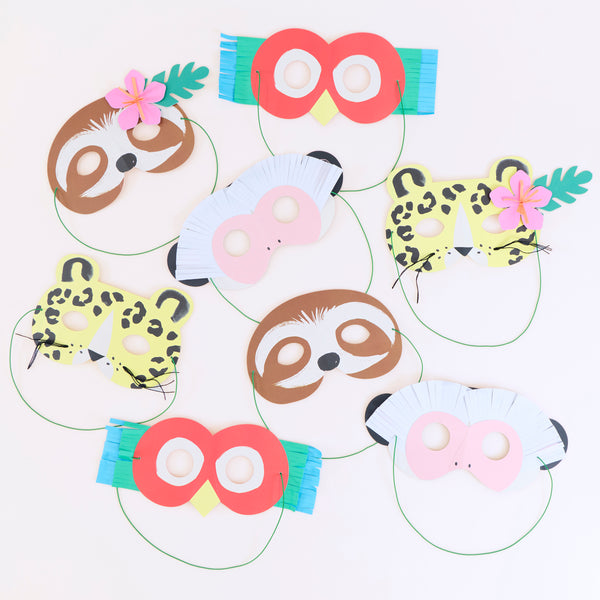 Make your jungle party come to life with our special set which includes tableware, party masks and vibrant garlands. 