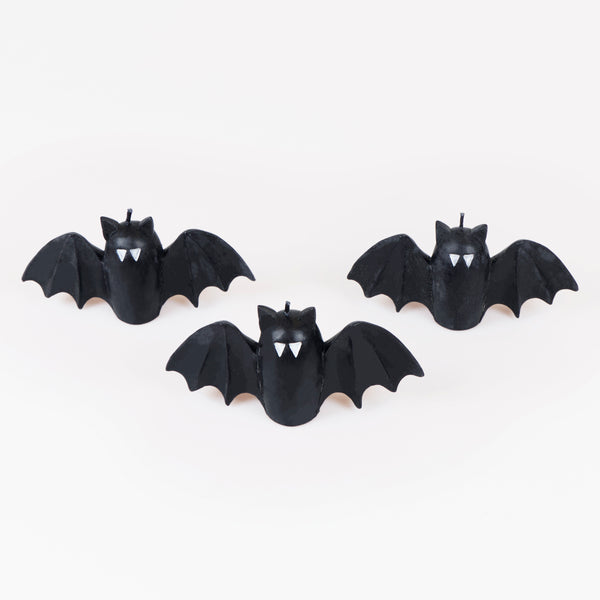 Make your Halloween party look amazing with our black candles in the shape of bats, with hand painted fangs and black wicks. Image3