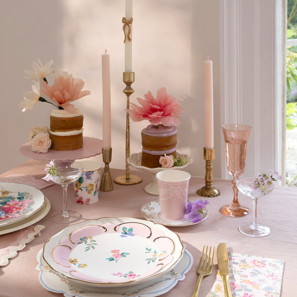 Our paper cups have a pretty pastel pink colour with white ornamental patterns, ideal for sophisticated servings of hot or cold drinks. Image2
