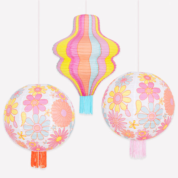 Our paper lanterns set, with 2 round laterns and 1 wavy lantern, feature vibrant flower designs, ideal for a groovy look. Image1