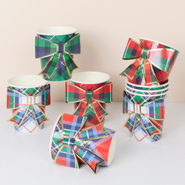 Our Christmas cups, made from paper and suitable for hot and cold drinks, feature tartan designs and big bows for decorative appeal. Image1