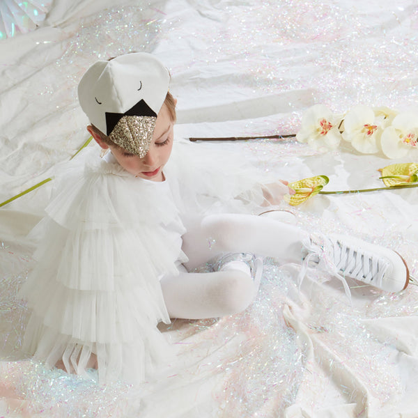 Our swan dress-up outfit features a tulle cape and an embellished headdress, perfect for Halloween, a princess party or for fun play. Image4