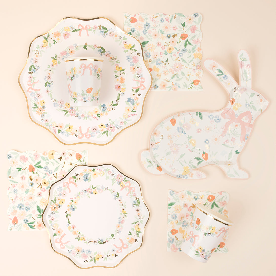 These party cups feature a stylish floral and on-trend bow design, perfect for any elegant meal.