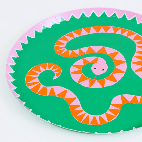 Make your jungle party come to life with our special set which includes tableware, party masks and vibrant garlands. 