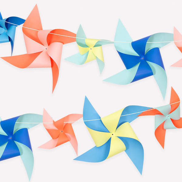 Have an amazing pool party with our special set including colourful tableware for eight guests and a vibrant pinwheel garland. 