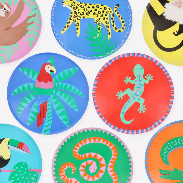 Make your jungle party come to life with our special set which includes tableware, party masks and vibrant garlands. 