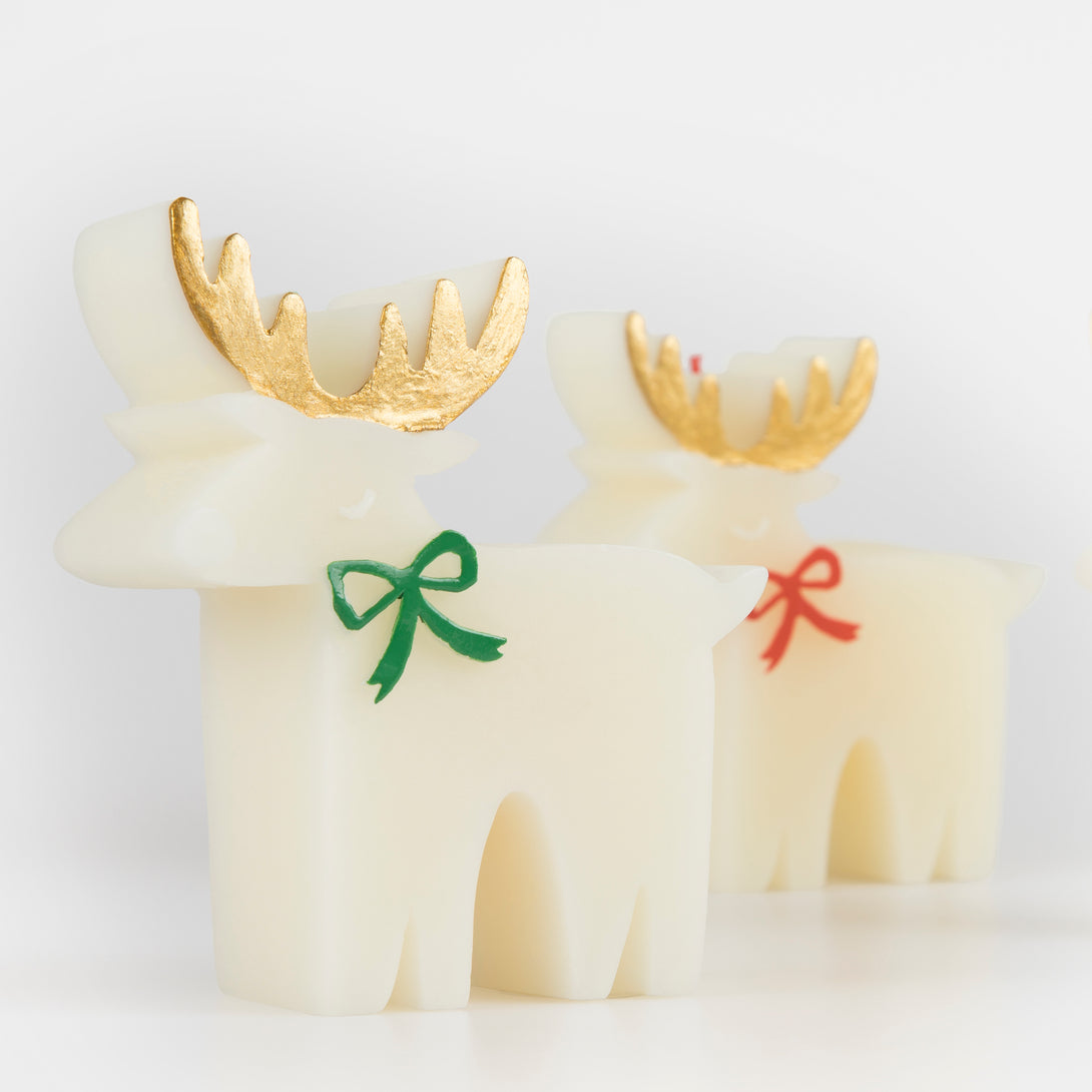 These Christmas table candles are reindeers with on-trend bows, gold details and fabulous coloured wicks, a great host gift.