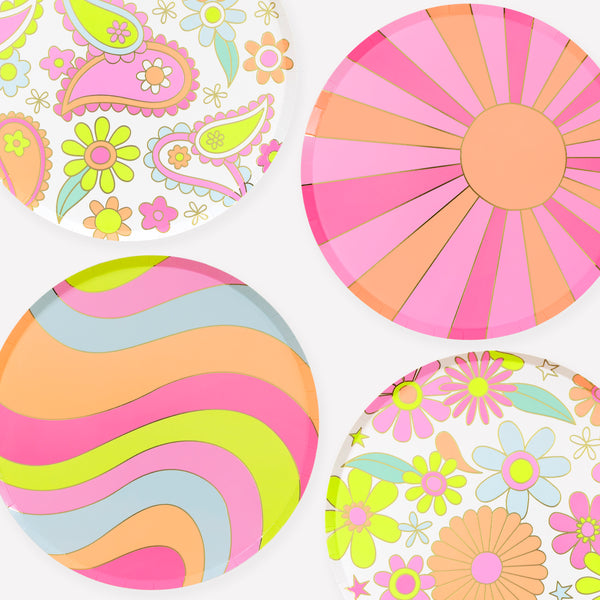 Our dinner plates, made from paper, feature vibrant flower power designs in psychedelic colours, ideal for 70s parties and cocktail parties. Image1